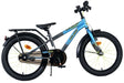 Jungenfahrrad in Blau mit dicken Reifen und Gepäckträger