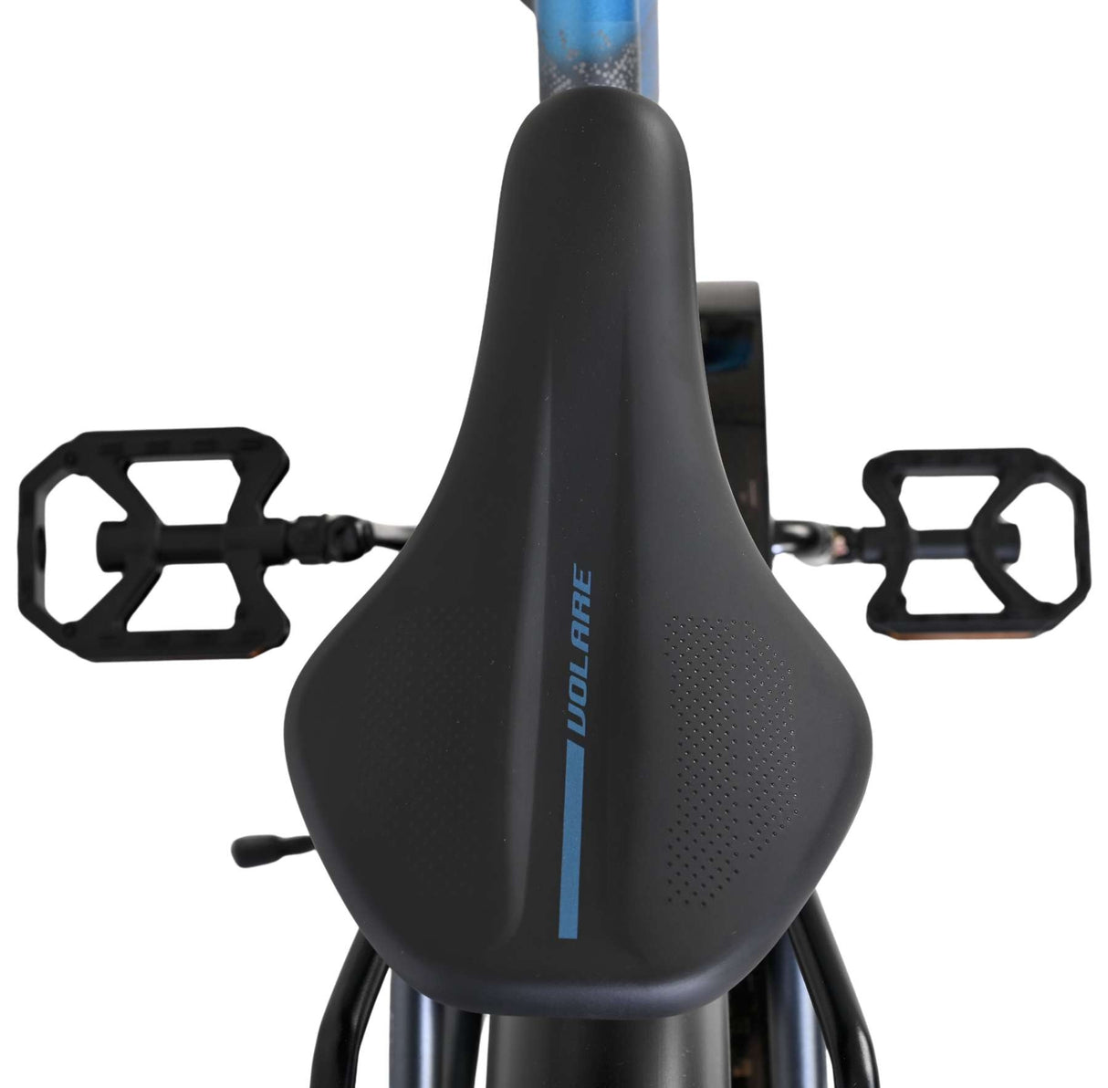 Schwarzer Fahrradsattel mit Pedalen, von oben fotografiert
