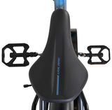 Schwarzer Fahrradsattel mit Pedalen, von oben fotografiert