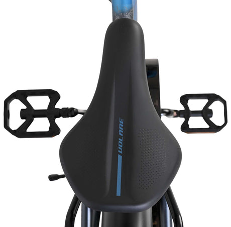 Schwarzer Fahrradsattel mit Pedalen, von oben fotografiert