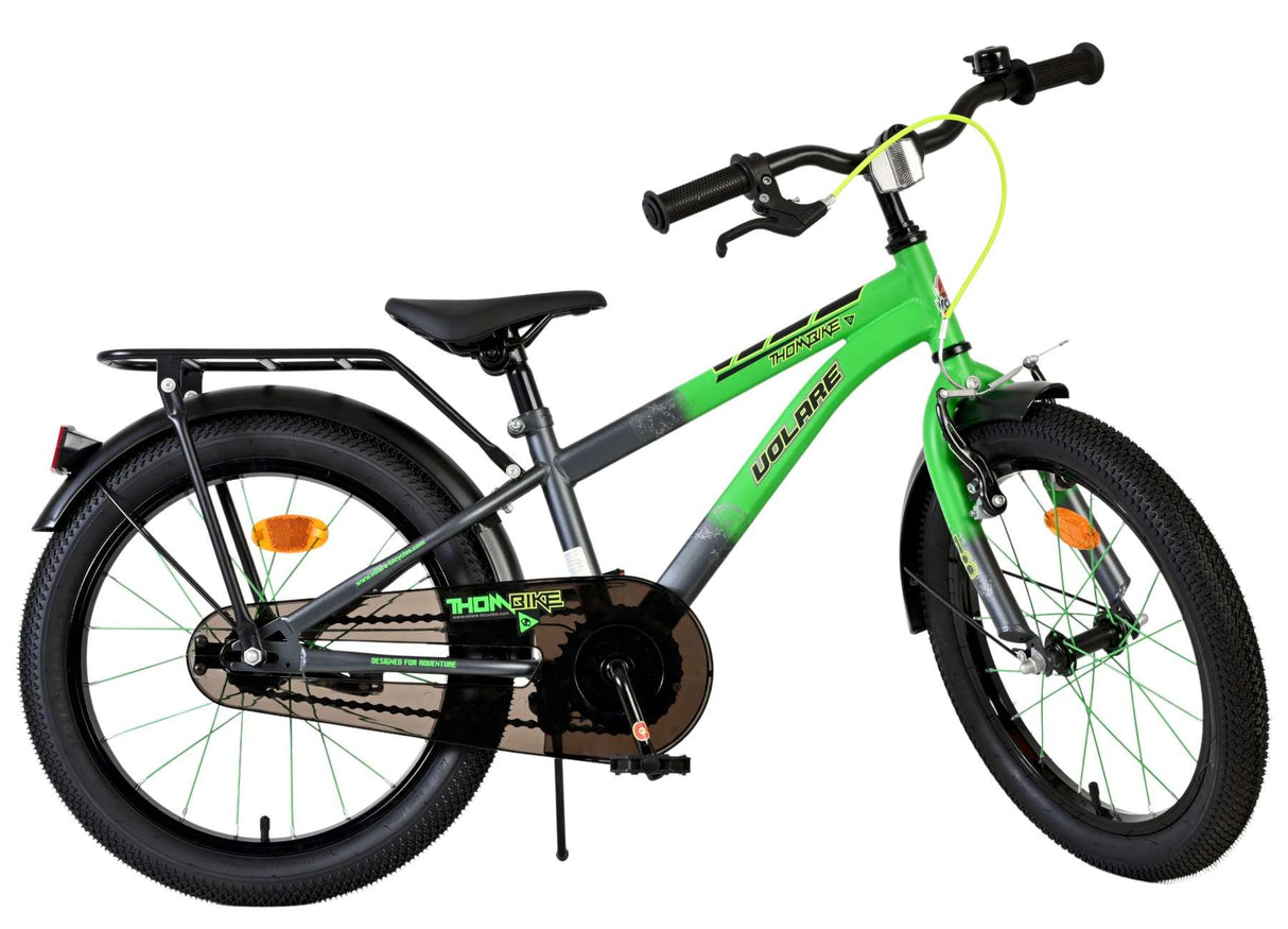 Kinderfahrrad in Grün und Grau mit stabilen Reifen und Gepäckträger