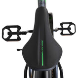 Schwarzer Fahrradsattel mit grünen Akzenten und Pedalen im Hintergrund