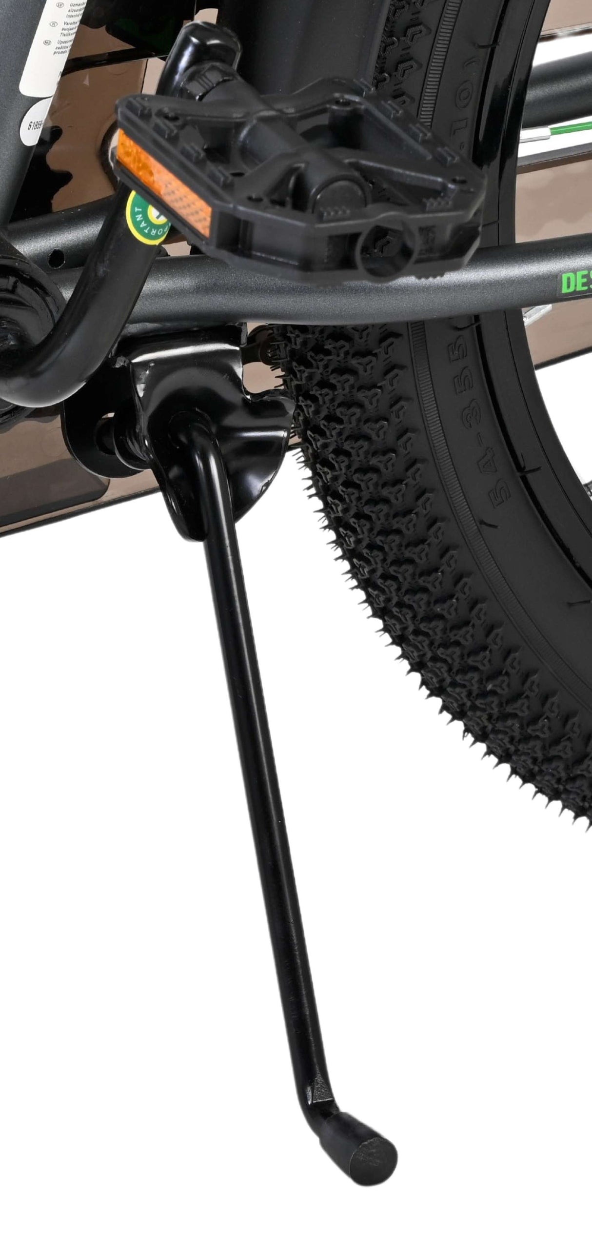 Fahrradständer und Pedal mit schwarzem Rahmen und Reifenprofil