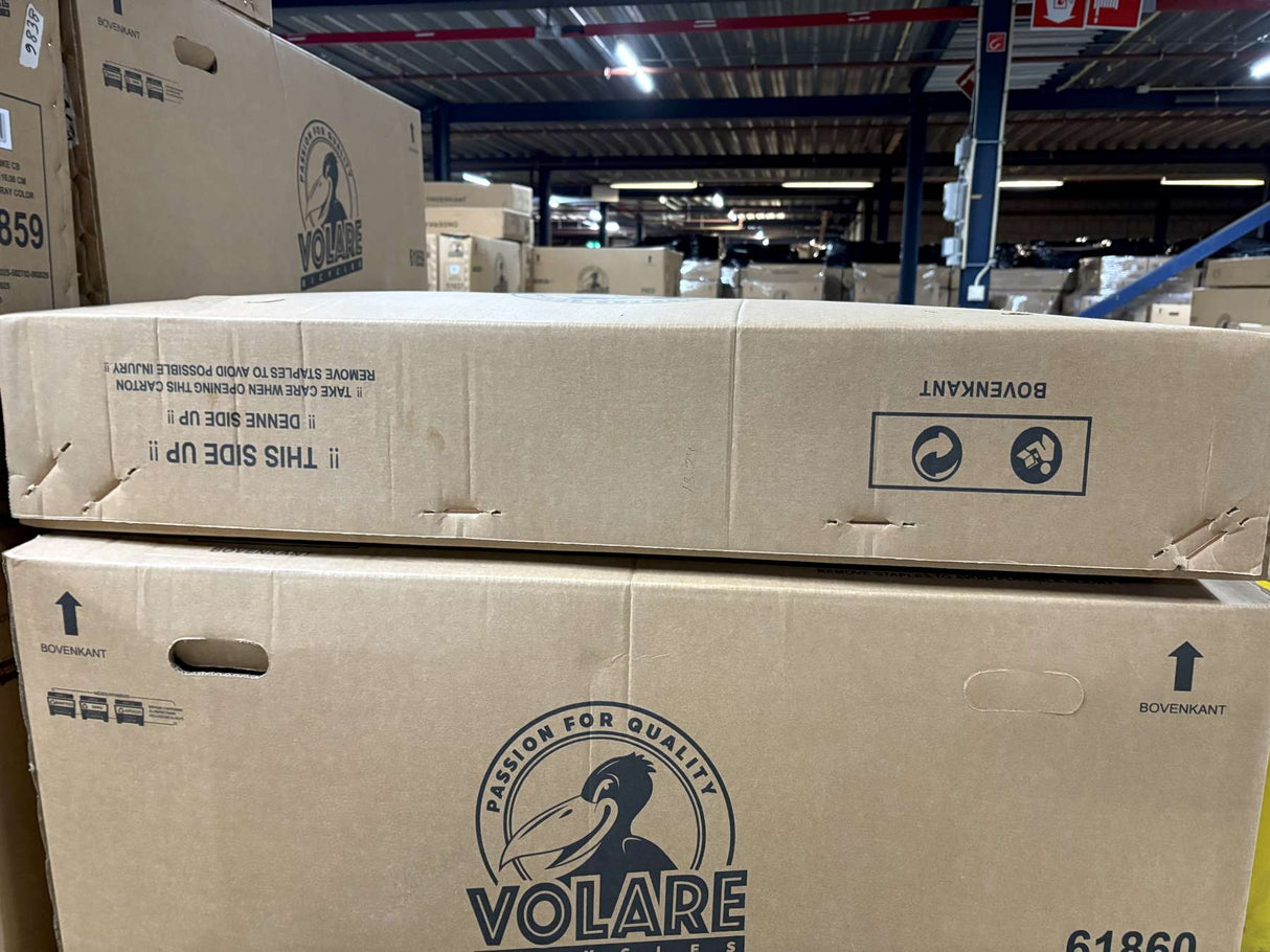 Kartonagen in einem Lager, beschriftet mit "Passion for Quality