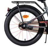 Schwarzes Fahrrad mit orangefarbenen Speichen und reflektierendem Rücklicht