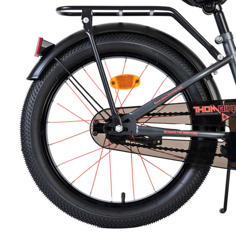 Schwarzes Fahrrad mit orangefarbenen Speichen und reflektierendem Rücklicht