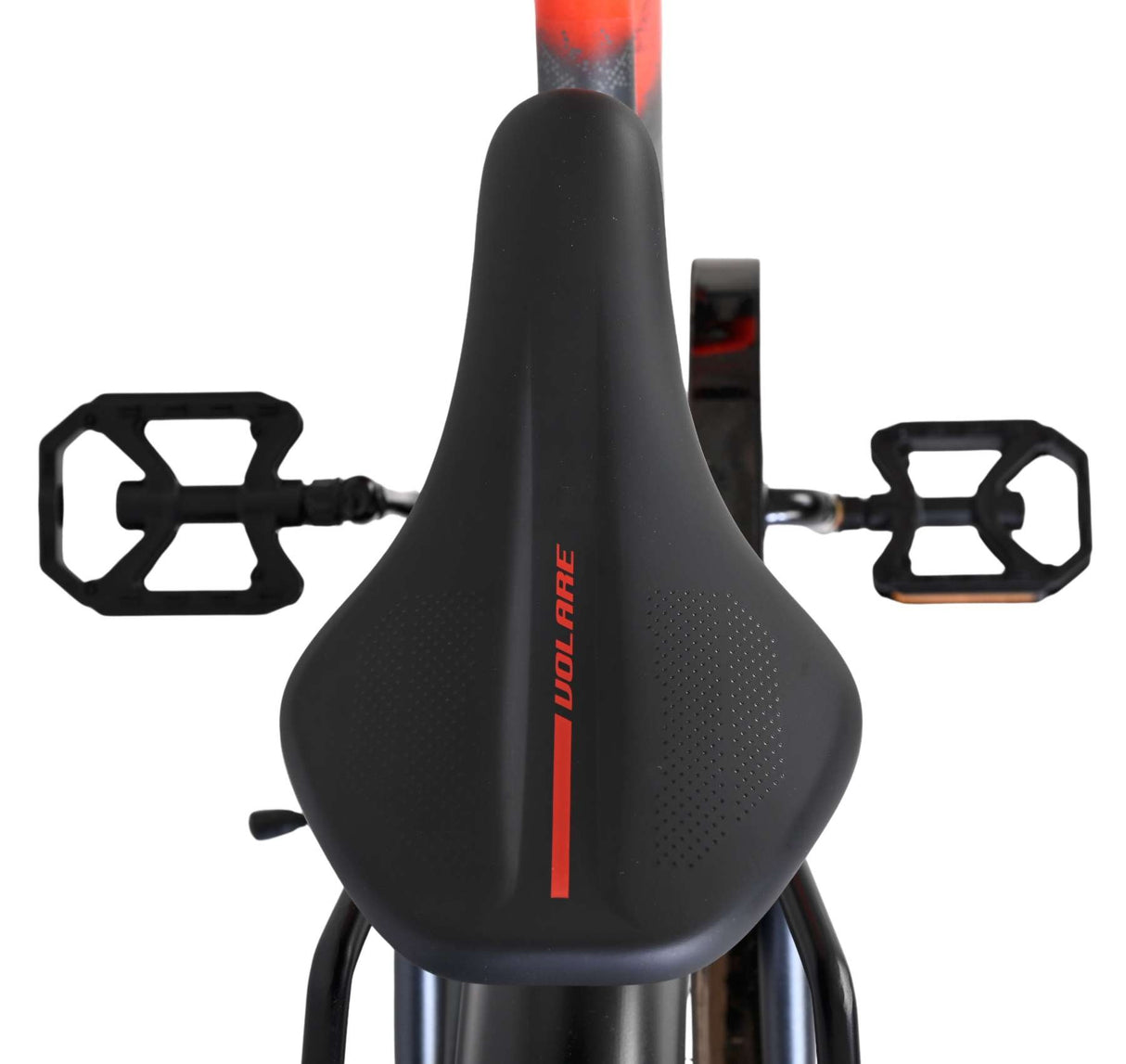 Schwarzer Fahrradsattel mit roten Akzenten und Pedalen im Hintergrund