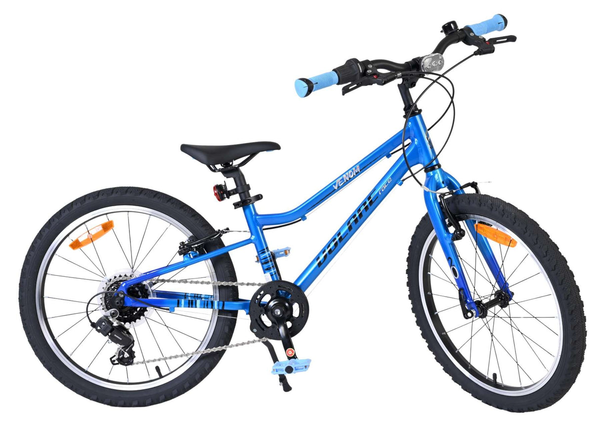 Blaues Kinderfahrrad mit 20-Zoll-Rädern und schwarzem Sattel