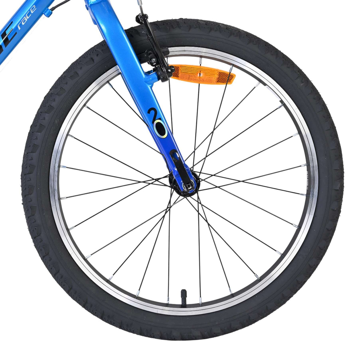 Vorderreifen eines blauen Fahrrads mit reflektierendem Element und schwarzen Reifen