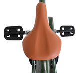 Grünes Kinderfahrrad mit braunem Sattel und schwarzen Pedalen