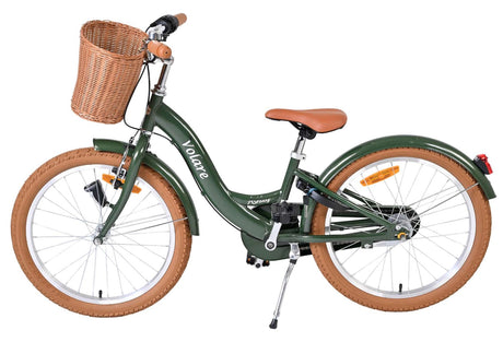Dunkelgrünes Fahrrad mit Korb, braunem Sattel und breiten Reifen