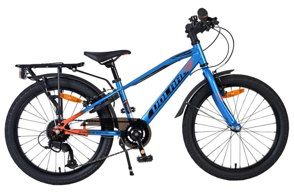 Blaues Kinderfahrrad mit 20-Zoll-Rädern und Gepäckträger