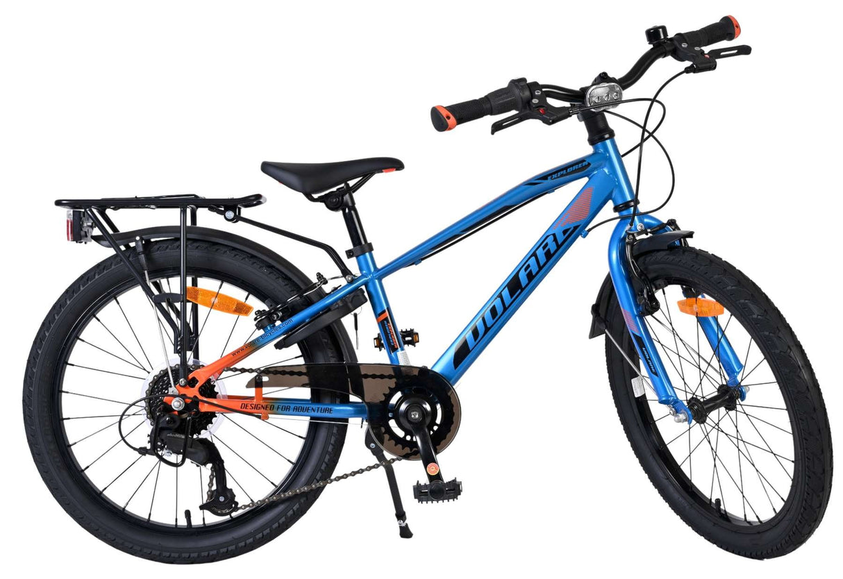 Blaues Mountainbike mit orangefarbenen Akzenten und Gepäckträger