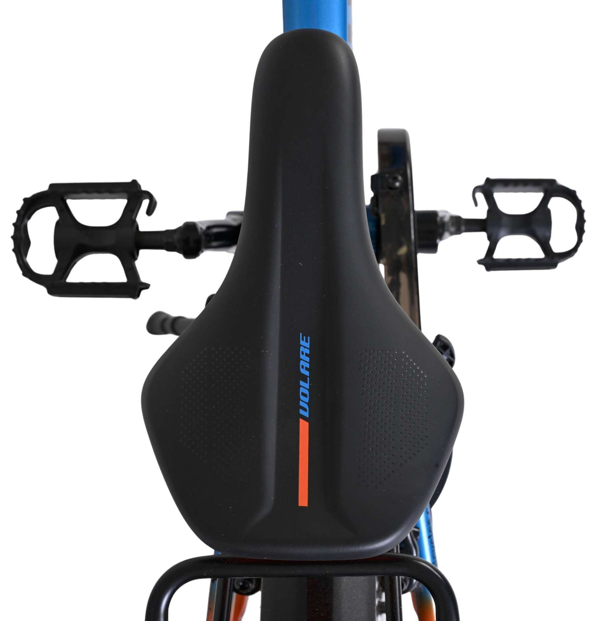 Sicht von oben auf einen Fahrradsattel mit Pedalen