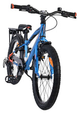 Blaues Fahrrad mit robusten Reifen und Gepäckträger hinten