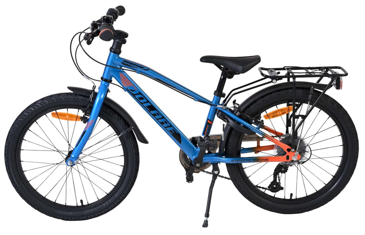 Blaues Kinderfahrrad mit 20-Zoll-Rädern und Gepäckträger