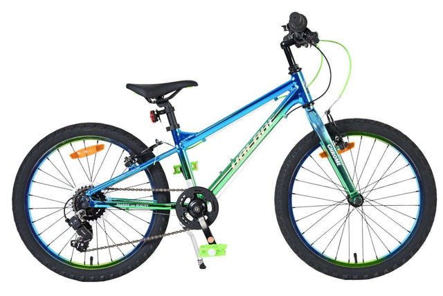 Blaues Kinderfahrrad mit grünen Akzenten und 20-Zoll-Rädern