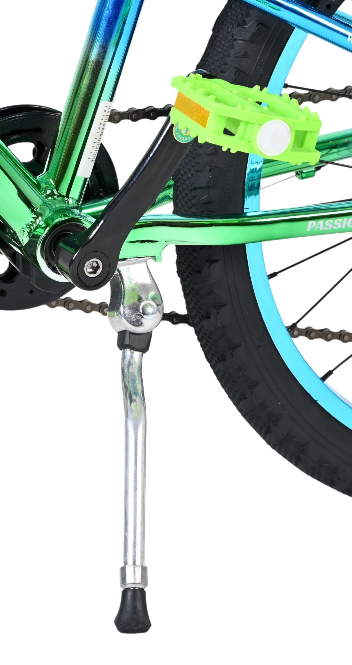 Bunt lackiertes Fahrrad mit grünem Pedal und verchromtem Ständer
