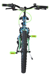 Mountainbike mit grünen Pedalen und blauen Rahmen, von vorne betrachtet