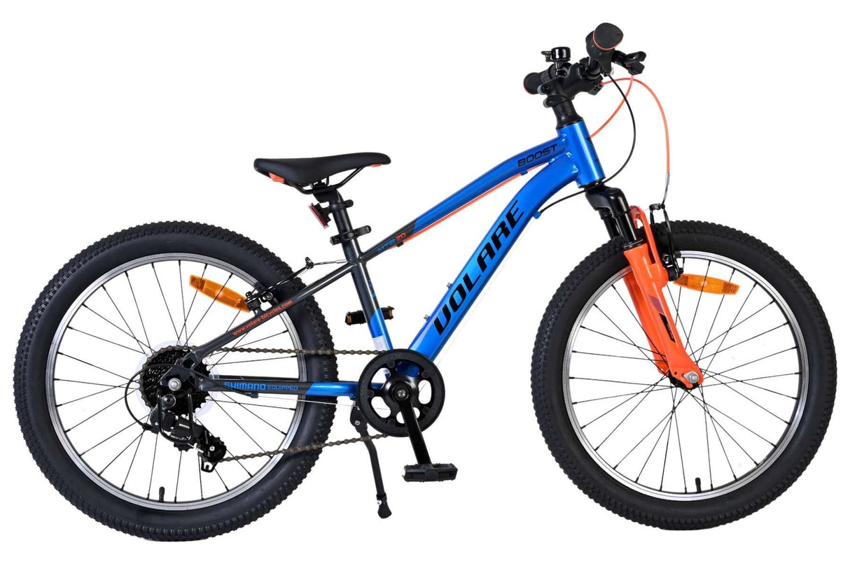 Blaues Kinderfahrrad mit 20-Zoll-Rädern und orangefarbenen Akzenten