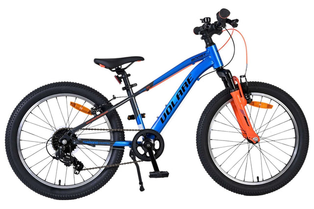 Blaues Kinderfahrrad mit 20-Zoll-Rädern und orangefarbenen Akzenten