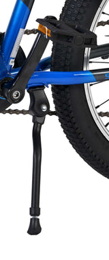 Blaues Fahrrad mit Seitenständer und grobem Reifenprofil