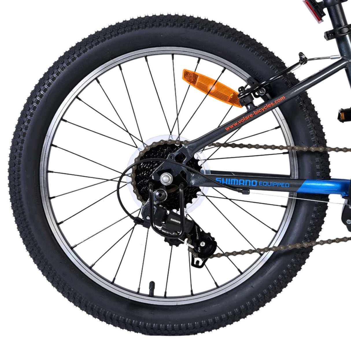 Hinterrad eines Fahrrads mit Shimano Schaltung und reflektierendem Element