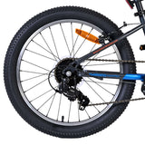 Hinterrad eines Fahrrads mit Shimano Schaltung und reflektierendem Element