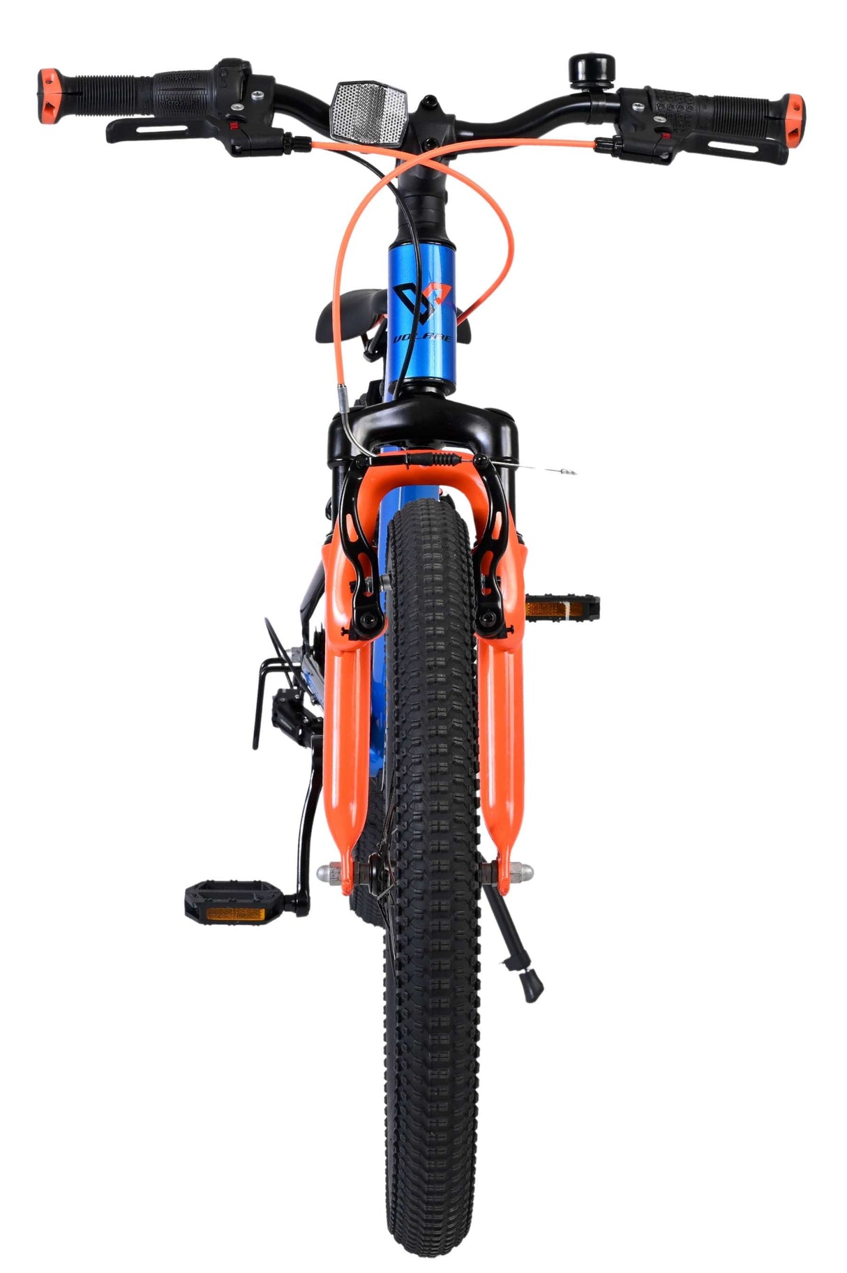 Mountainbike mit orangefarbenen Gabeln und blauer Rahmenfarbe von vorne betrachtet