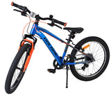 Blaues Mountainbike mit orangefarbenen Akzenten und robusten Reifen