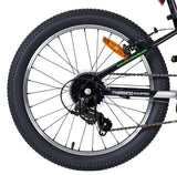 Hinterrad eines Fahrrads mit Shimano Ausstattung und grobem Reifenprofil