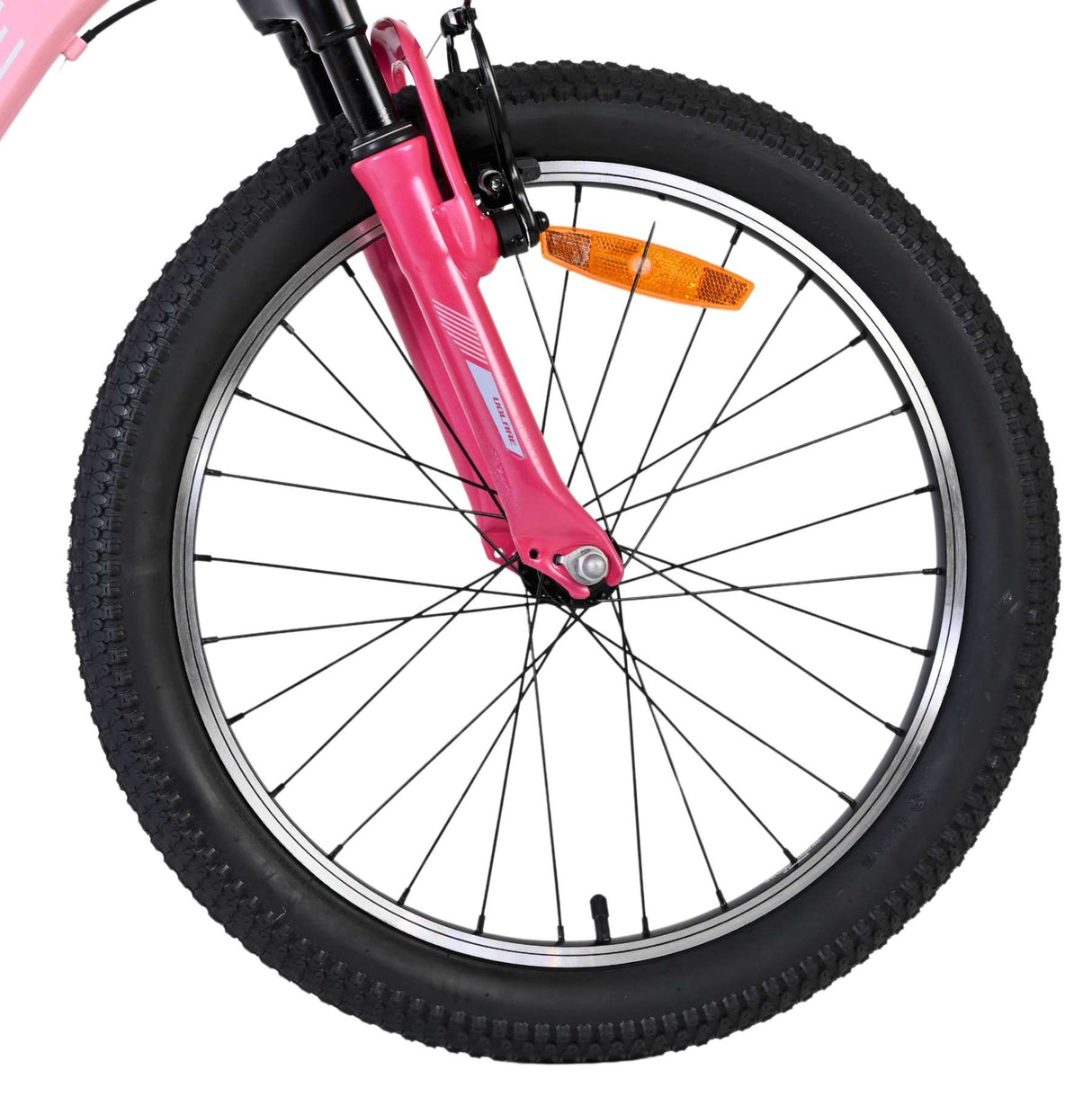 Vorderreifen eines Fahrrads mit pinker Gabel und reflektierendem Element