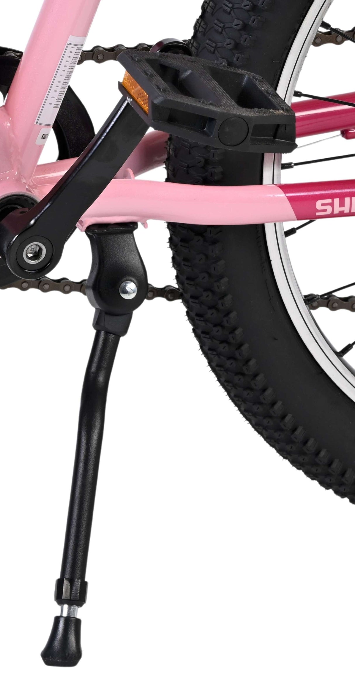 Schwarzer Fahrradständer an pinkem Fahrrad mit Kette und Reifen sichtbar