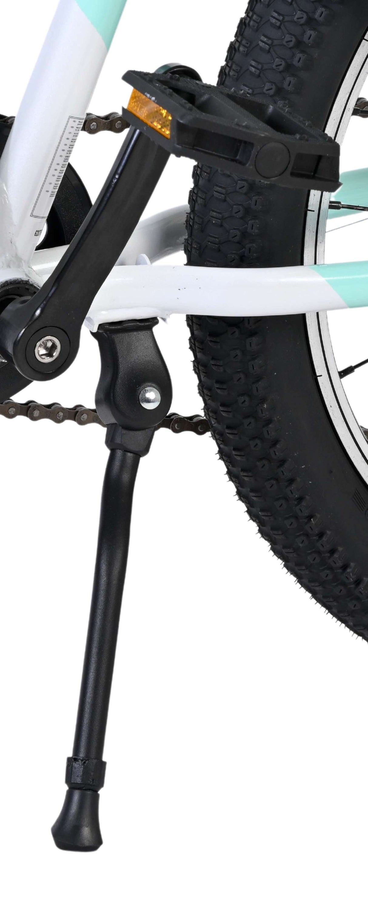 Schwarzer Fahrradständer an einem weißen und mintgrünen Fahrradrahmen