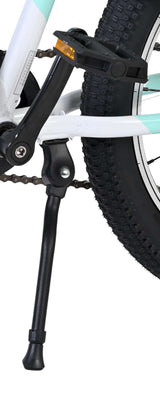 Schwarzer Fahrradständer an einem weißen und mintgrünen Fahrradrahmen