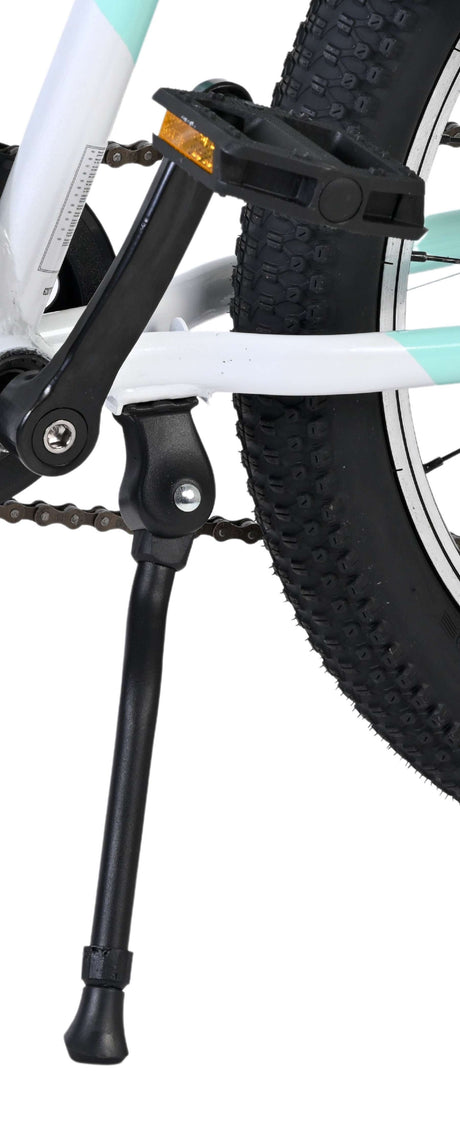 Schwarzer Fahrradständer an einem weißen und mintgrünen Fahrradrahmen