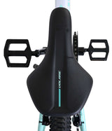 Schwarzer Fahrradsattel mit ergonomischem Design und seitlichen Pedalen