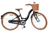 Schwarzes Damenfahrrad mit Korb und braunen Reifen und Sattel