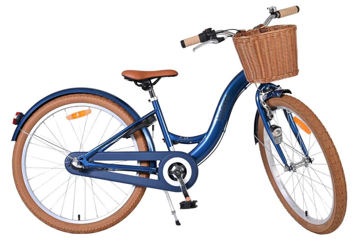 Blaues Fahrrad mit Korb, braunen Reifen und bequemer Sitzfläche