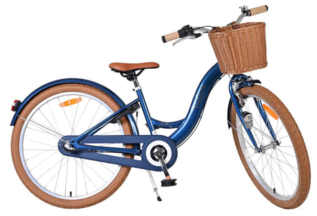Blaues Fahrrad mit Korb, braunen Reifen und bequemer Sitzfläche