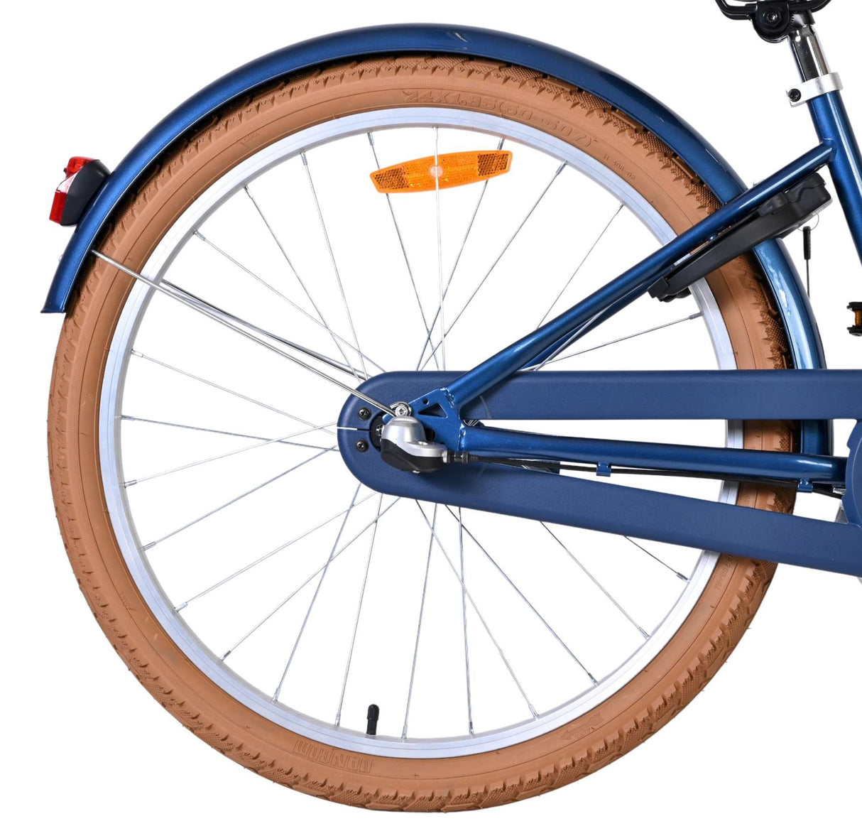 Hinterrad eines Fahrrads mit braunem Reifen und reflektierendem Element