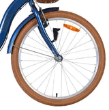 Blaues Fahrrad mit braunem Reifen und reflektierendem Element