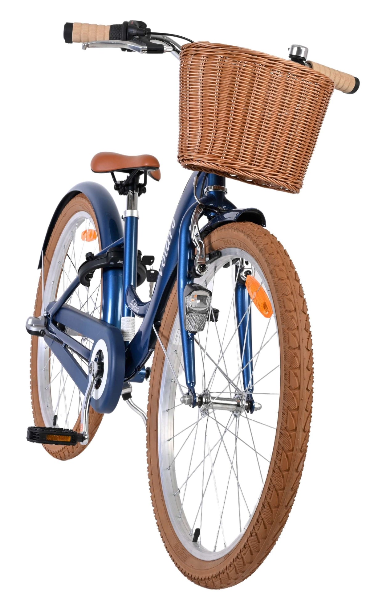 Fahrrad mit Korb, blauer Rahmen und braunen Reifen, seitliche Ansicht