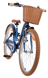 Fahrrad mit Korb, blauer Rahmen und braunen Reifen, seitliche Ansicht