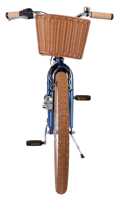 Blaues Fahrrad mit geflochtenem Korb und braunen Reifen