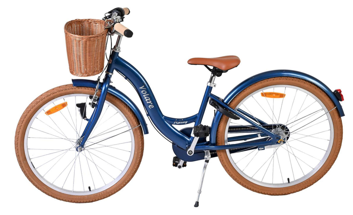 Damenfahrrad in Blau mit Korb und braunen Reifen