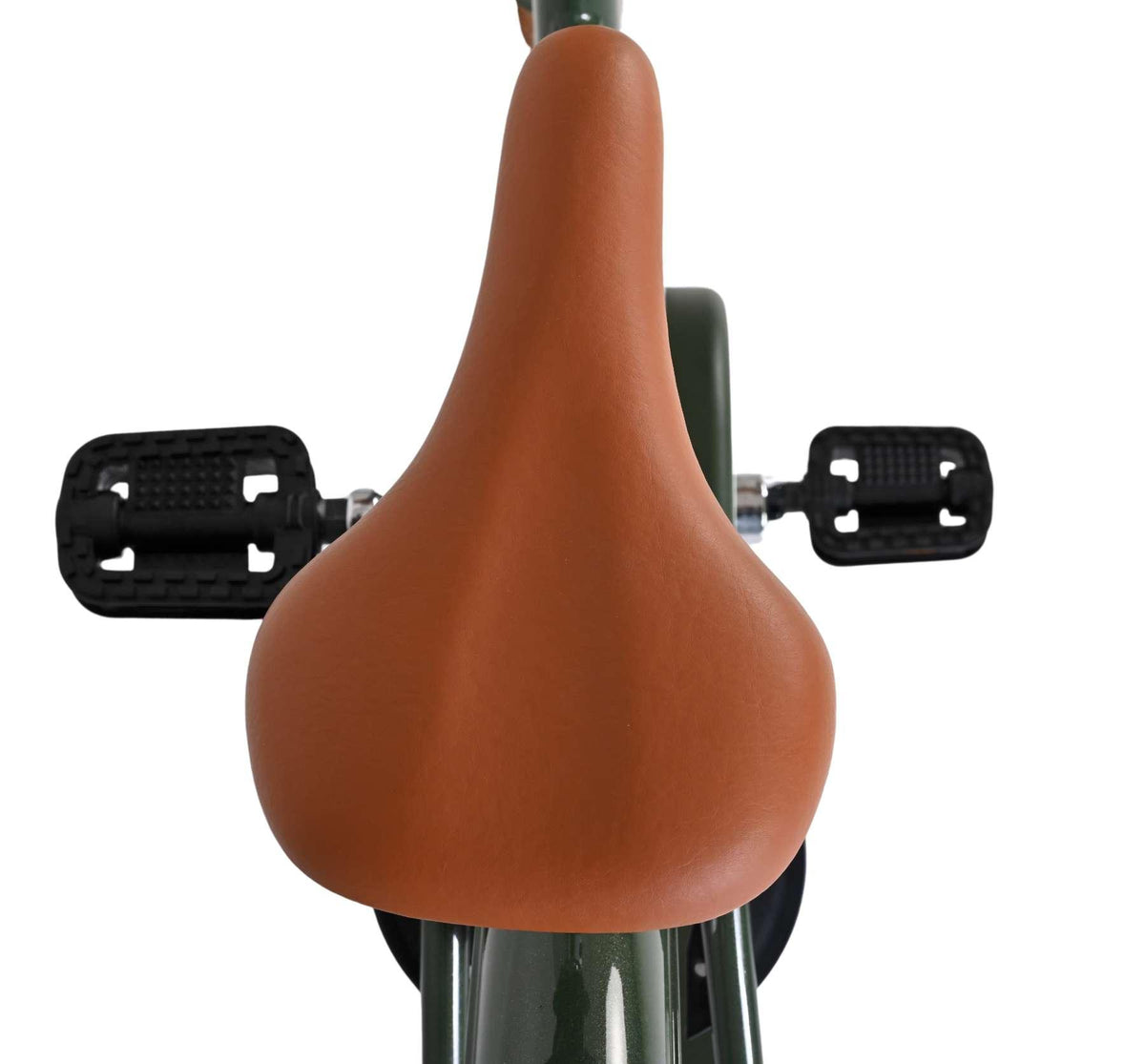 Brauner Fahrradsattel mit Pedalen, grüne Rahmenfarbe sichtbar