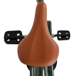 Brauner Fahrradsattel mit Pedalen, grüne Rahmenfarbe sichtbar