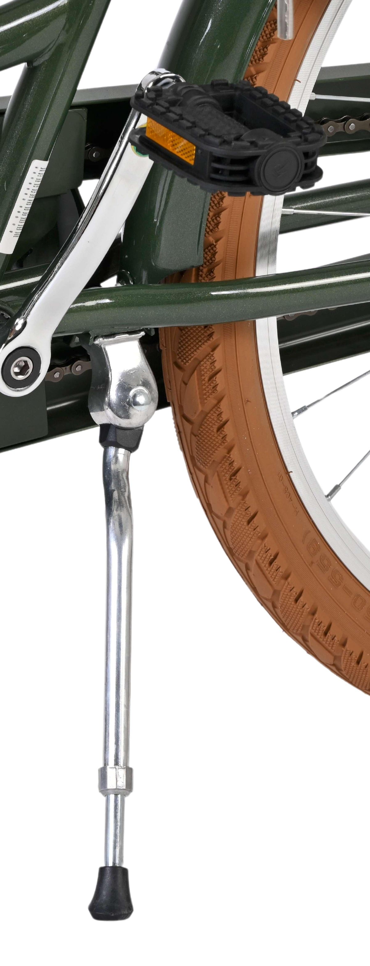 Fahrradpedal und Ständer an einem Fahrrad mit braunen Reifen