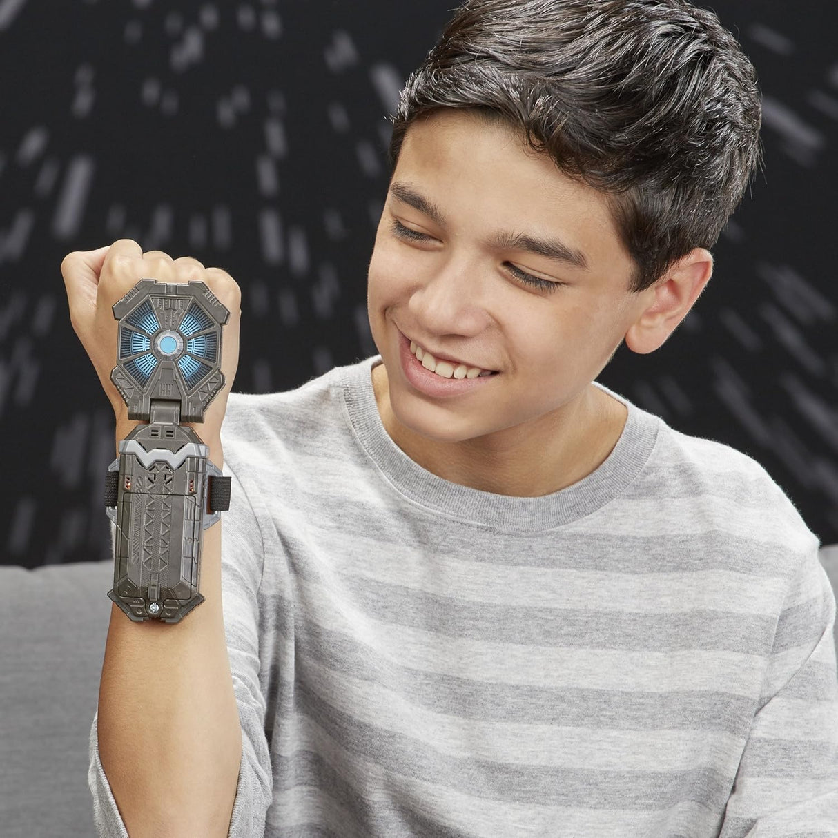 Kind trägt das Hasbro Star Wars Armband mit Kylo Ren Figur